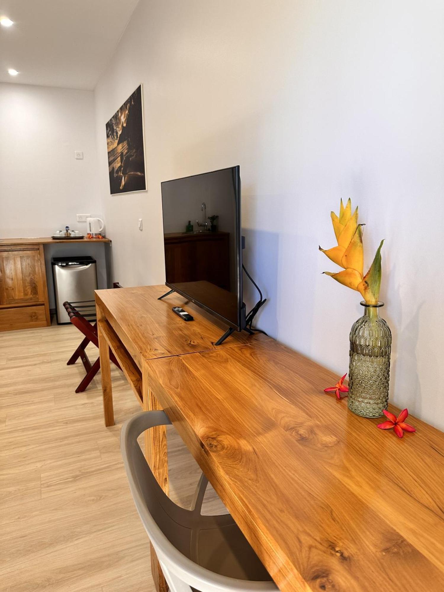 Ononui Lodge Airport, Ocean-View, Private Bathroom And Balcony, Free Wifi And Parking, On-Site Car Rental Фааа Экстерьер фото