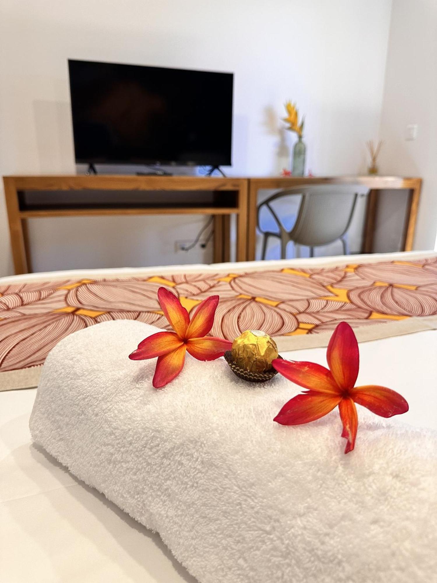 Ononui Lodge Airport, Ocean-View, Private Bathroom And Balcony, Free Wifi And Parking, On-Site Car Rental Фааа Экстерьер фото