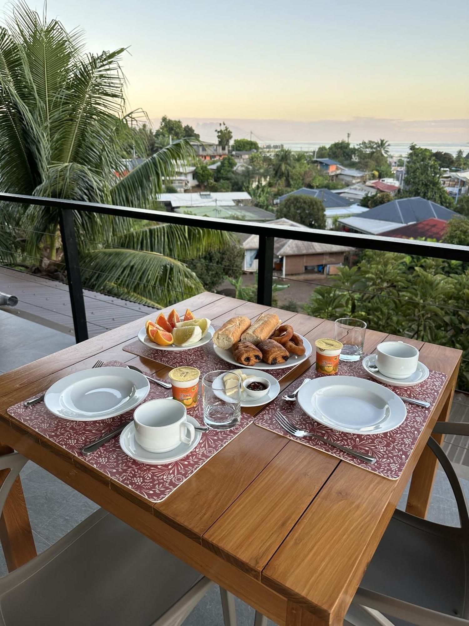 Ononui Lodge Airport, Ocean-View, Private Bathroom And Balcony, Free Wifi And Parking, On-Site Car Rental Фааа Экстерьер фото
