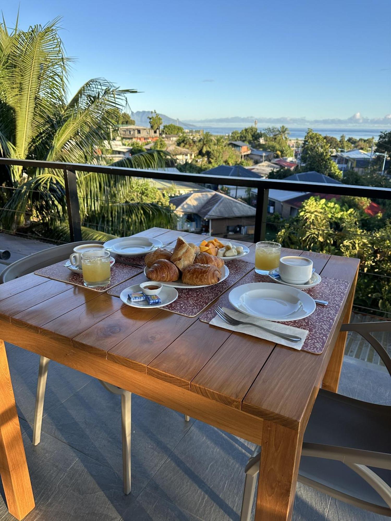 Ononui Lodge Airport, Ocean-View, Private Bathroom And Balcony, Free Wifi And Parking, On-Site Car Rental Фааа Экстерьер фото